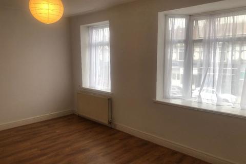 3 bedroom flat to rent, Beehive Lane, Ilford IG1