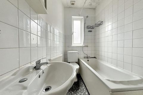 2 bedroom flat for sale, 70A Woodside Green, South Norwood, London, SE25 5EU