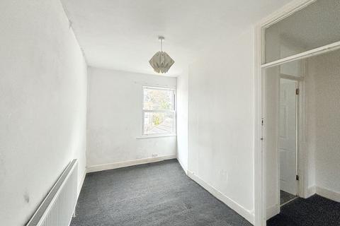 2 bedroom flat for sale, 70A Woodside Green, London, SE25 5EU