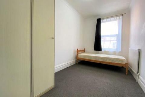 3 bedroom flat to rent, Stella Road, London SW17