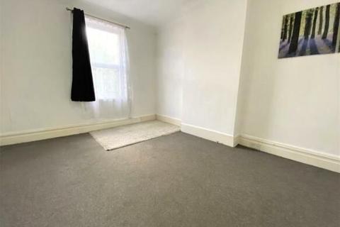 3 bedroom flat to rent, Stella Road, London SW17