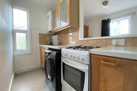 3 bedroom flat to rent, Stella Road, London SW17