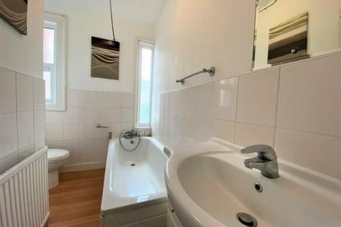 3 bedroom flat to rent, Stella Road, London SW17