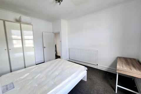 3 bedroom flat to rent, Stella Road, London SW17