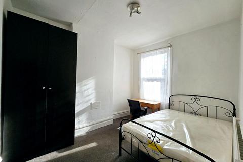 3 bedroom flat to rent, Stella Road, London SW17