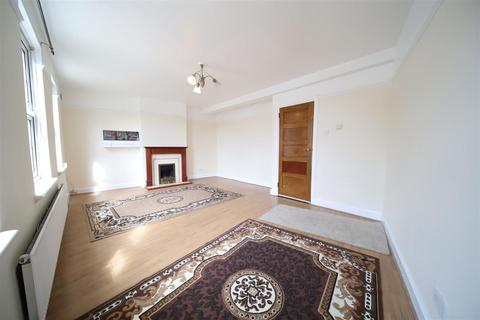 3 bedroom flat to rent, Onslow Parade Hampden Square, London N14