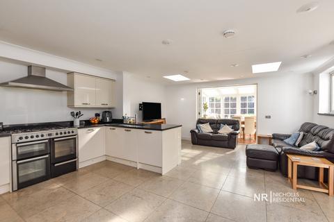 3 Warren Mead, Banstead, SM7 1LU