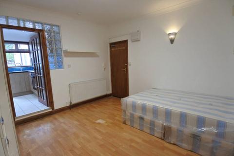 Studio to rent, High Road, London NW10