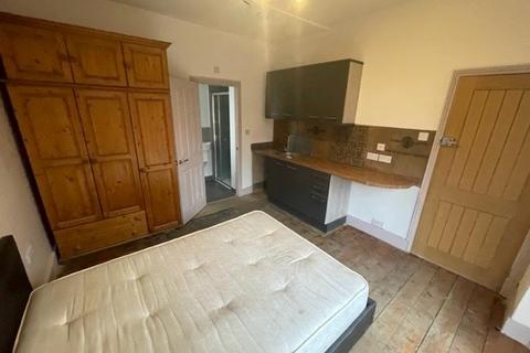 Studio to rent, Willoughby Lane, London