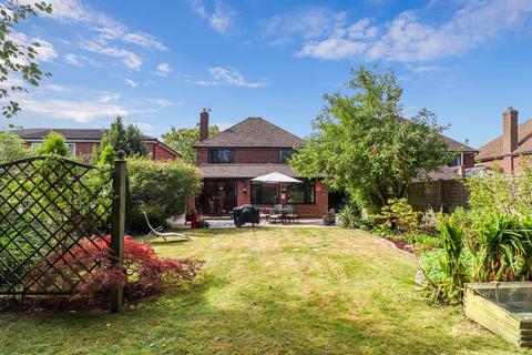 4 bedroom detached house for sale, Cross Meadow, Chesham, Buckinghamshire, HP5