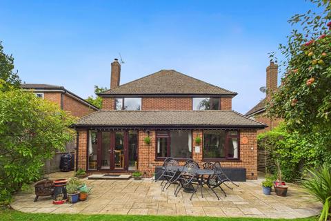4 bedroom detached house for sale, Cross Meadow, Chesham, Buckinghamshire, HP5