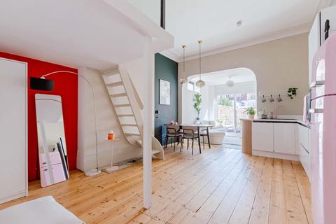 Studio to rent, Sackville Road, Hove