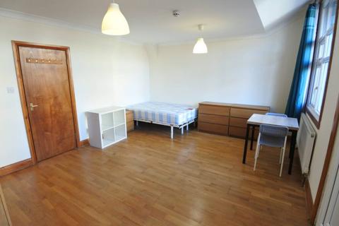 Studio to rent, Willesden Lane, London NW2