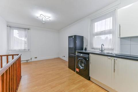 2 bedroom flat to rent, London Road, Hackbridge, Wallington, SM6