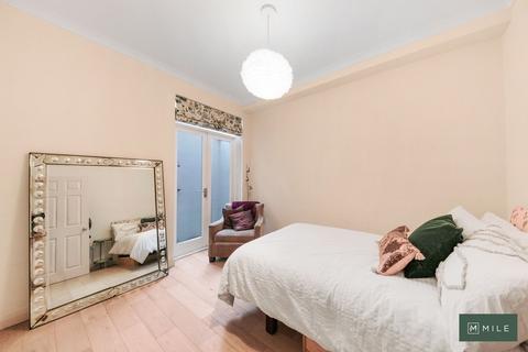 2 bedroom ground floor flat for sale, Greyhound Road, London