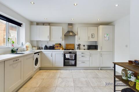 3 Bishop Close, Burton-on-trent, DE13 9EZ