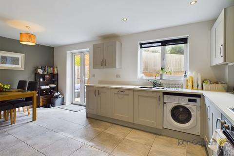 3 Bishop Close, Burton-on-trent, DE13 9EZ