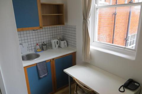 Studio to rent, Fulham Palace Road