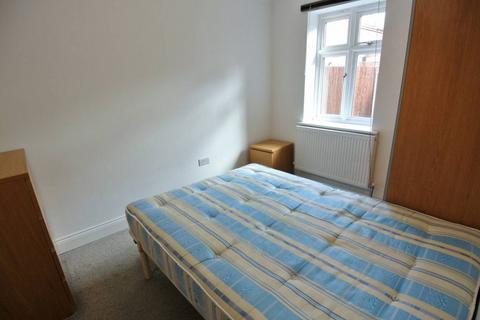 2 bedroom flat to rent, Heathfield Park, London NW2