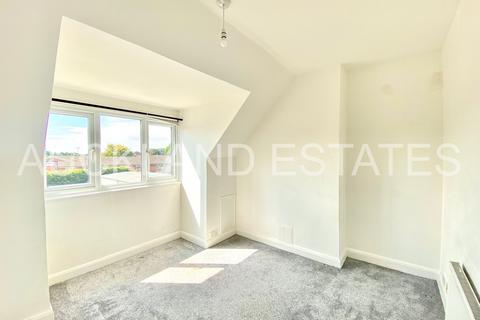 4 bedroom flat to rent, Dellsome Lane, Hatfield AL9