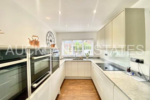 4 bedroom detached house for sale, Bearwood Close, Potters Bar EN6