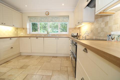 4 bedroom detached house to rent, The Street, Capel