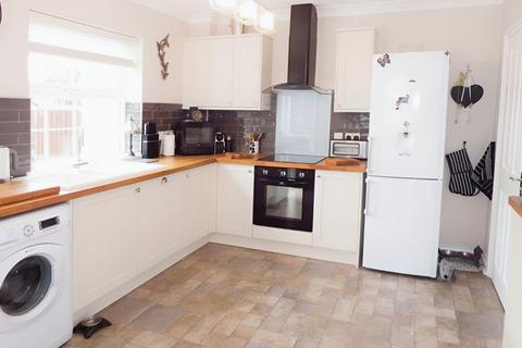 2 bedroom semi-detached house to rent, Hide Close, Boston