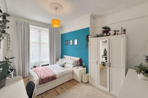 2 bedroom apartment for sale, Lyndhurst Gardens, North Kelvinside