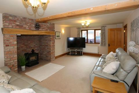 5 bedroom detached house to rent, Park Lane, Old Park, Telford