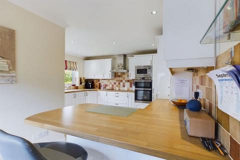 22 Fox Meadows, Crewkerne, TA18 7QW