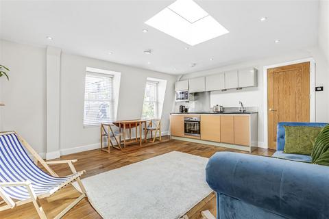 1 bedroom flat for sale, Chestnut Mews, East Sheen, SW14