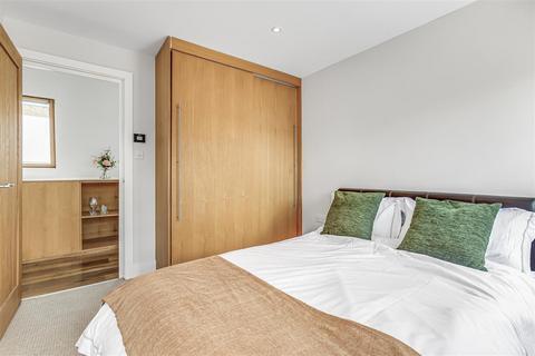 1 bedroom flat for sale, Chestnut Mews, East Sheen, SW14