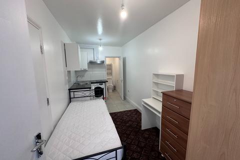 Studio to rent, Belgrave Avenue, Romford