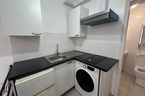 Studio to rent, Belgrave Avenue, Romford