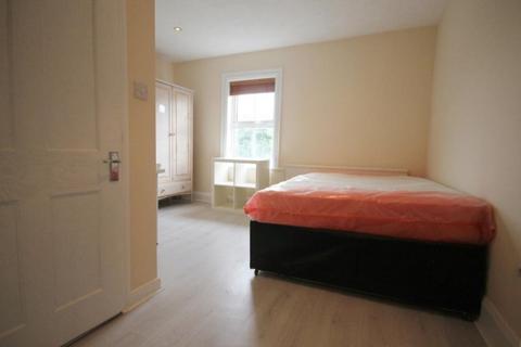 4 bedroom house to rent, Egham Hill, Surrey TW20