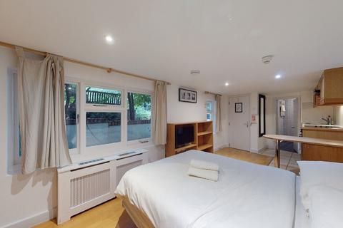 Studio to rent, Cartwright Gardens