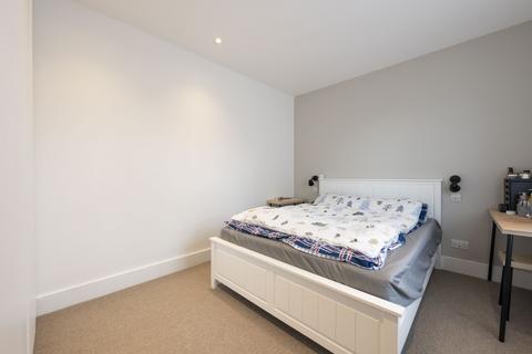 2 bedroom flat to rent, Quicks Road, SW19