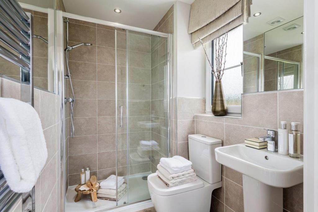 En suite in 4 bed detached home