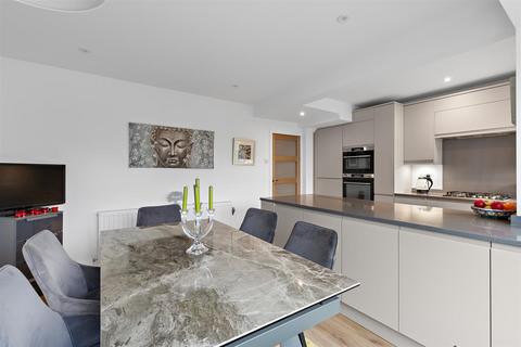 25 Oatlands Drive, Otley, LS21 2AY