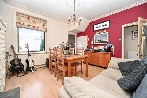 3 bedroom terraced house for sale, Avenue Terrace, Yeadon, Leeds