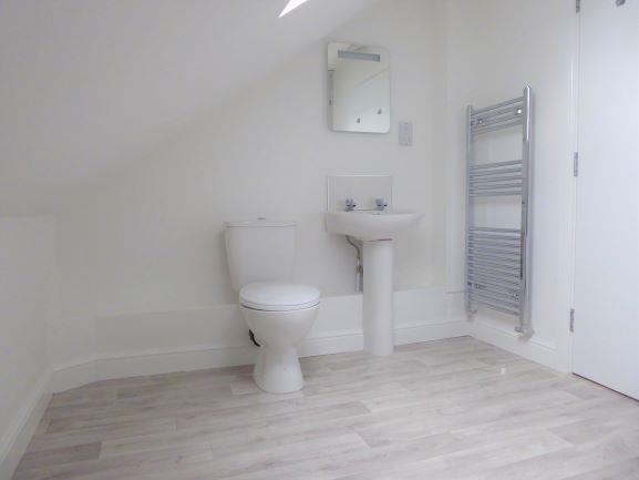 Flat 5 Regency Court - Bathroom.JPG