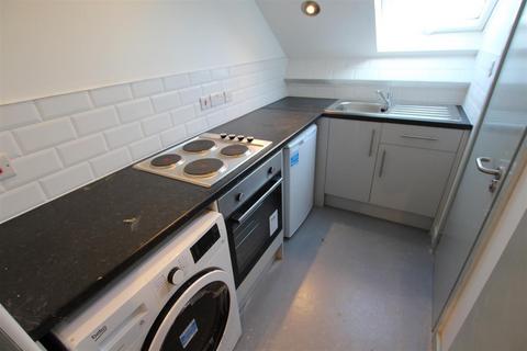 Studio to rent, Narborough Road, Leicester, LE3