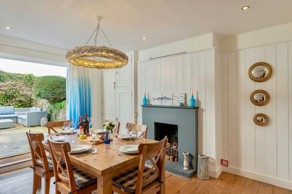 10 South Ford Road, Dartmouth - Dining Area