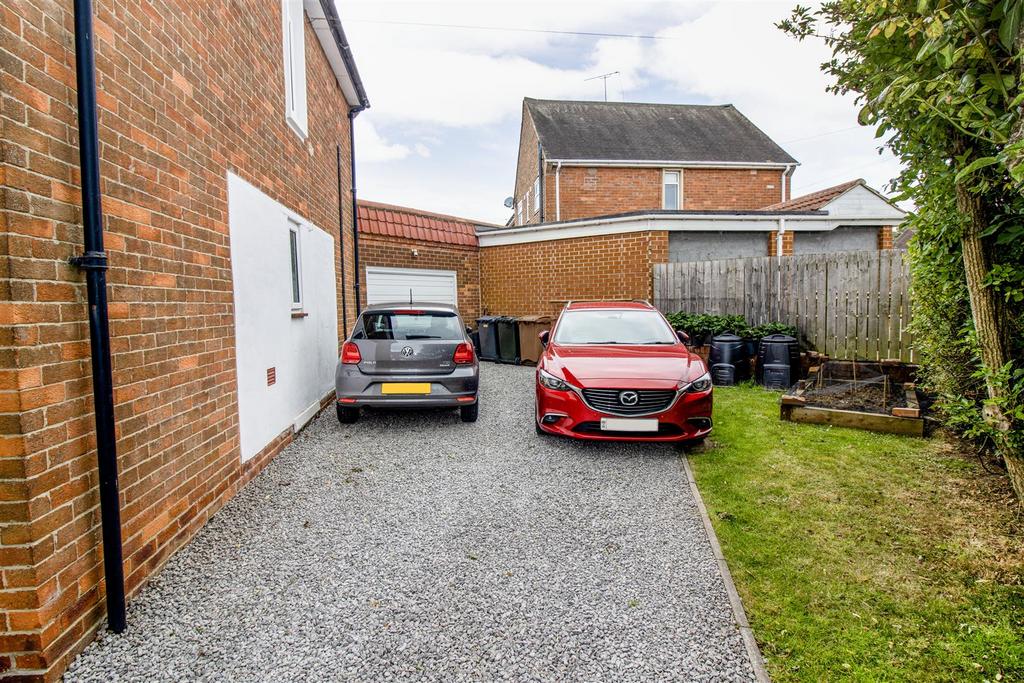 Side Garden/Driveway