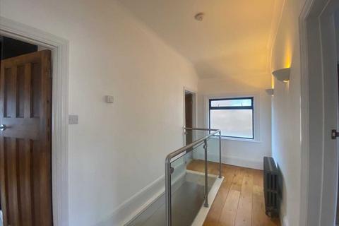 2 bedroom apartment to rent, Leigh on Sea SS9