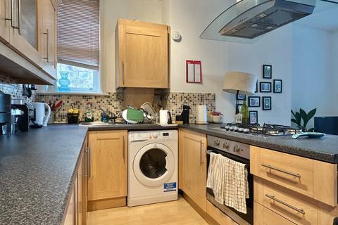 2 bedroom flat to rent, Hollin Lane, Weetwood, Leeds, LS16