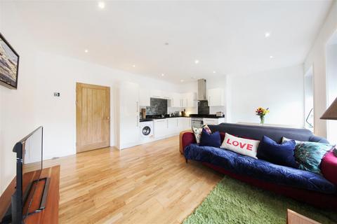 2 bedroom flat to rent, Manor Road, London