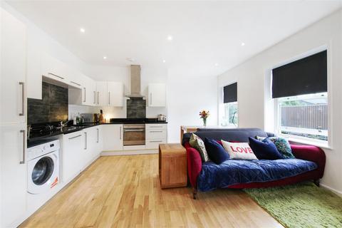 2 bedroom flat to rent, Manor Road, London