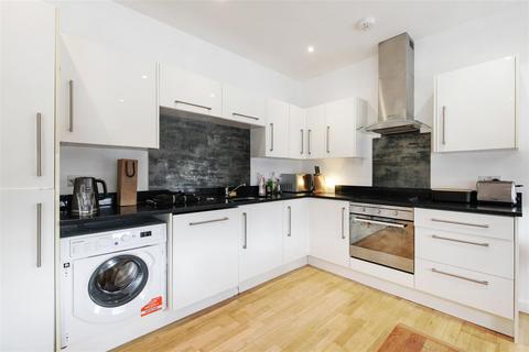 2 bedroom flat to rent, Manor Road, London