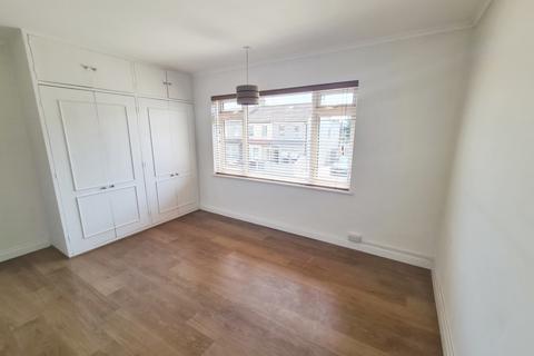 2 bedroom flat to rent, Whalebone Grove, Romford, RM6